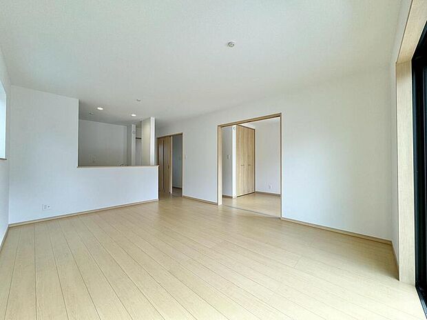 【リビング】A号棟撮影
落ち着いた色合い、ナチュラルなデザインのリビングです。家具の配置がしやすい形で、窓からは柔らかい光が差し込み日当たり・通風良好です♪のびのびと過ごせそうな空間です。