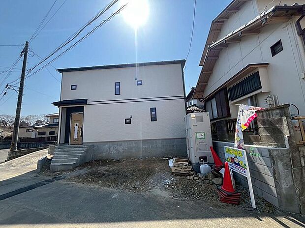 【現地外観写真】システムキッチン・シャワー付洗面化粧台・ 浴室乾燥機・ＴＶモニタ付インターホン台など暮らしを豊かにする設備が整っています。
快適な暮らしが実現！
現地（3月）撮影