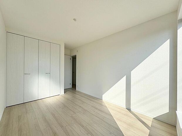 【リビング以外の居室】完成施工例
採光、通風が心地よいお部屋です。お子様部屋にも、お父さんの書斎にも、どんな目的でも心地よくお使いいただけるようなデザインです♪