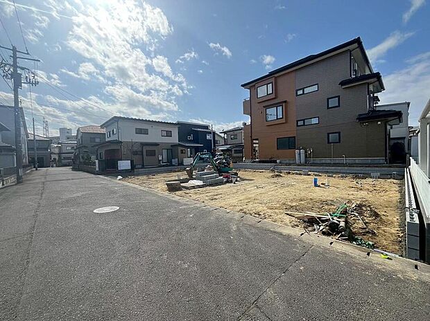 【前面道路含む現地写真】広々駐車スペース2台分！
ご夫婦で1台ずつ車を所有できます。
現地（2月）撮影