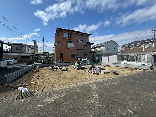 【現地外観写真】各居室にも収納完備！お部屋が片付きスッキリとした印象に！現地（2月）撮影