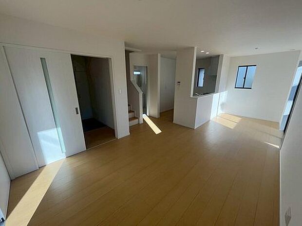 【リビング】完成施工例
落ち着いた色合い、ナチュラルなデザインのリビングです。家具の配置がしやすい形で、窓からは柔らかい光が差し込み日当たり・通風良好です♪のびのびと過ごせそうな空間です。