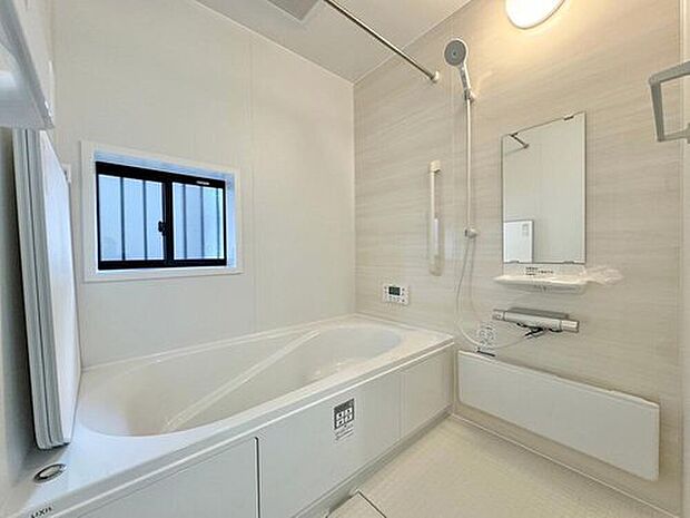 【浴室】完成施工例
広々大きめの浴槽。毎日の疲れを癒すゆったりくつろぎ空間♪バスは窓付きで明るく清潔。一坪タイプなので浴槽も洗い場も広くて子供とも入れて親子のコミュニケーションもとれますね♪