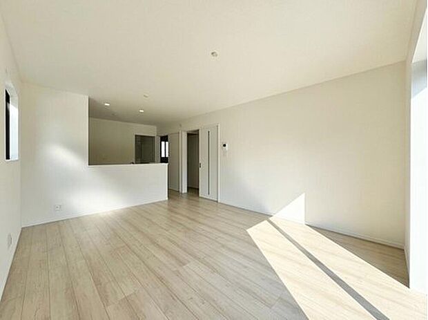 【リビング】完成施工例
落ち着いた色合い、ナチュラルなデザインのリビングです。家具の配置がしやすい形で、窓からは柔らかい光が差し込み日当たり・通風良好です♪のびのびと過ごせそうな空間です。