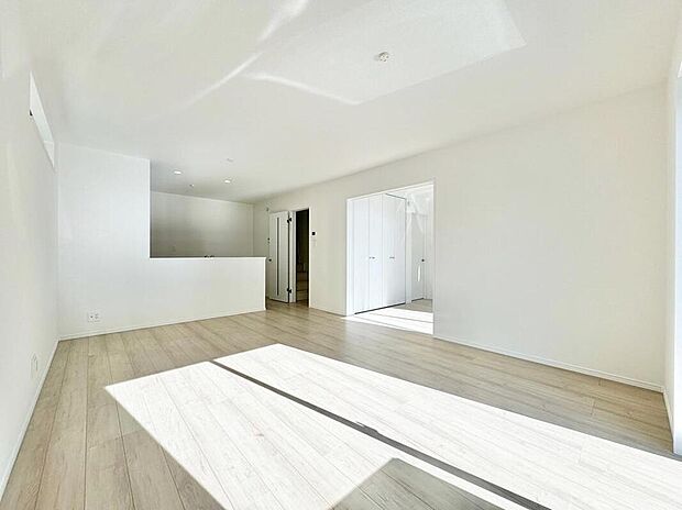 【同形状・同仕様写真(リビング）】完成施工例
落ち着いた色合い、ナチュラルなデザインのリビングです。家具の配置がしやすい形で、窓からは柔らかい光が差し込み日当たり・通風良好です♪のびのびと過ごせそうな空間です。