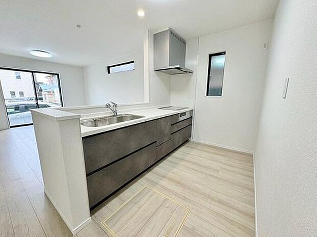 【キッチン】完成施工例
キッチンは対面式となっており、開放感かつリビングと一体感のある仕様でございます♪家族のコミュニケーションが絶えない、そんな空間を創り出していますね。調理スペースも広く使い勝手がいいです。