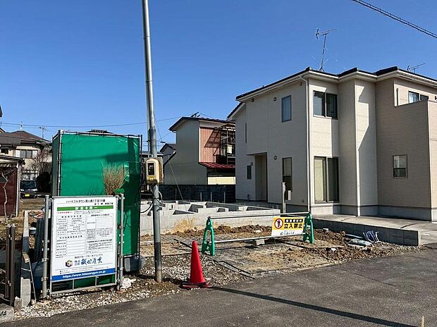 【現地外観写真】広々駐車スペース2台分！
ご夫婦で1台ずつ車を所有できます。
現地（3月）撮影