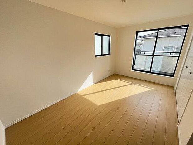 【リビング以外の居室】A号棟撮影
採光、通風が心地よいお部屋です。お子様部屋にも、お父さんの書斎にも、どんな目的でも心地よくお使いいただけるようなデザインです♪