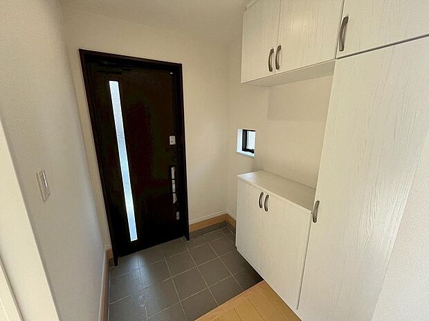 【玄関】A号棟撮影
明るくて広々とした玄関ホール　大型のシューズボックスを備えているので、散らかりがちな玄関もすっきりと片付きます！