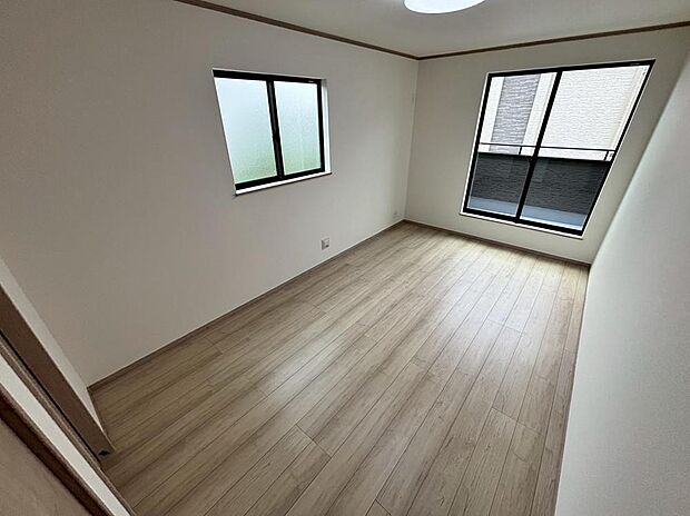 【 リビング以外の居室】G号棟
採光、通風が心地よいお部屋です。お子様部屋にも、お父さんの書斎にも、どんな目的でも心地よくお使いいただけるようなデザインです♪