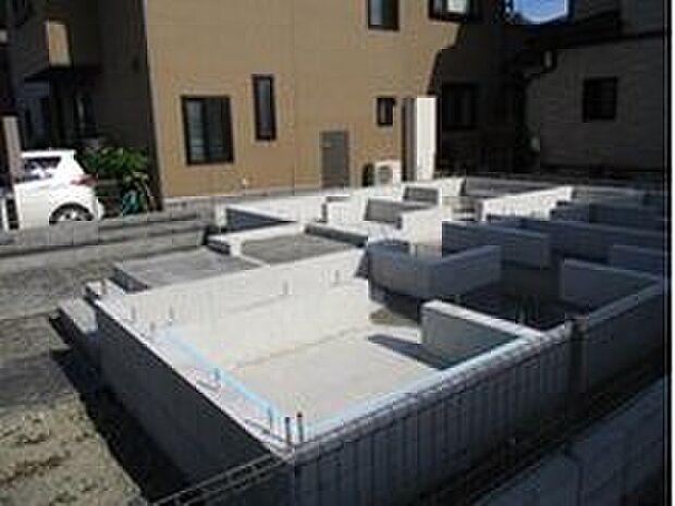 【鉄筋コンクリート造ベタ基礎】スラブ厚150ｍｍ、住盤（ＧＬ）から高さ、400ｍｍ以上を確保しています。地面からの湿気を防ぎ、不等沈下や地震時のねじれを防ぐ効果があり、白蟻に対する予防策としても有効です。