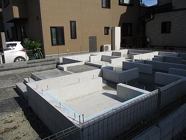 【鉄筋コンクリート造ベタ基礎】スラブ厚150mm、住盤(GL)から高さ、400mm以上を確保しています。地面からの湿気を防ぎ、不等沈下や地震時のねじれを防ぐ効果があり、白蟻に対する予防策としても有効です。