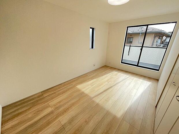 【リビング以外の居室】B号棟
採光、通風が心地よいお部屋です。お子様部屋にも、お父さんの書斎にも、どんな目的でも心地よくお使いいただけるようなデザインです♪