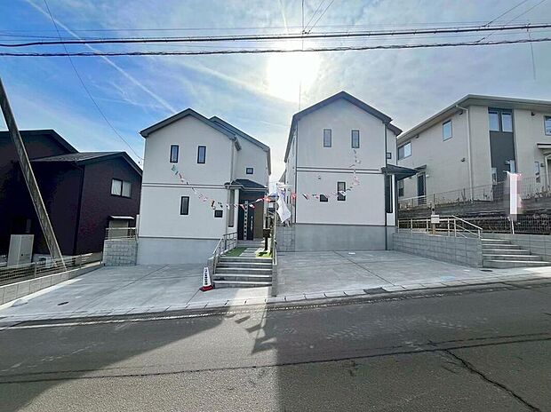 【現地外観写真】周辺は車通りが穏やかで、落ち着いた毎日を過ごせる立地。のんびり暮らしたい方にちょうどよい環境です。現地(2026年2月)撮影