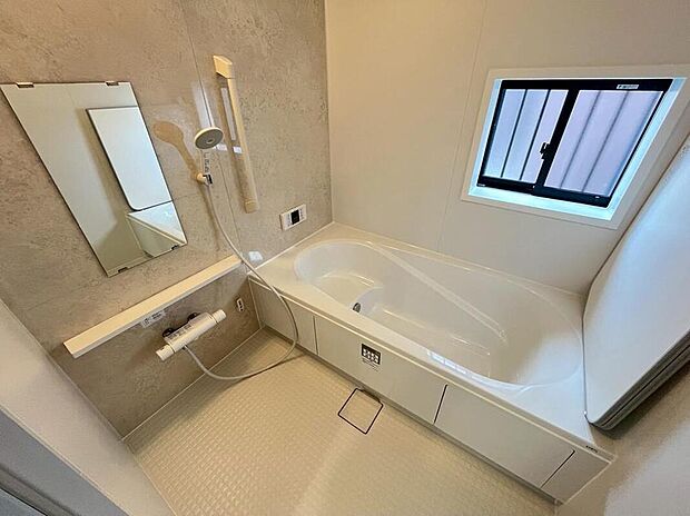 【浴室】B号棟
広々大きめの浴槽。毎日の疲れを癒すゆったりくつろぎ空間♪バスは窓付きで明るく清潔。一坪タイプなので浴槽も洗い場も広くて子供とも入れて親子のコミュニケーションもとれますね♪