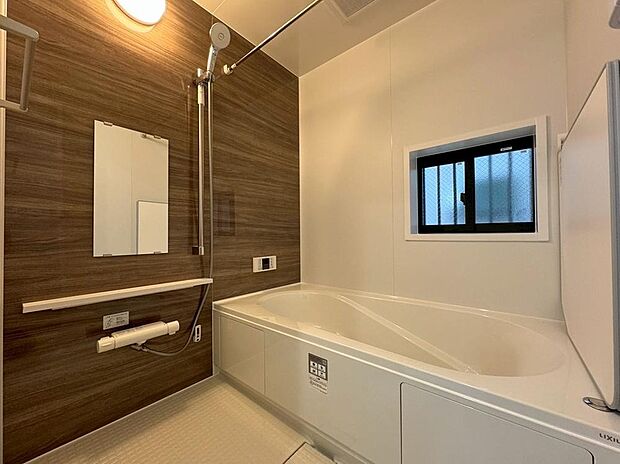 【浴室】B号棟
広々大きめの浴槽。毎日の疲れを癒すゆったりくつろぎ空間♪バスは窓付きで明るく清潔。一坪タイプなので浴槽も洗い場も広くて子供とも入れて親子のコミュニケーションもとれますね♪