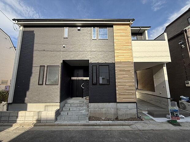 【外観正面】間口の広い2階建