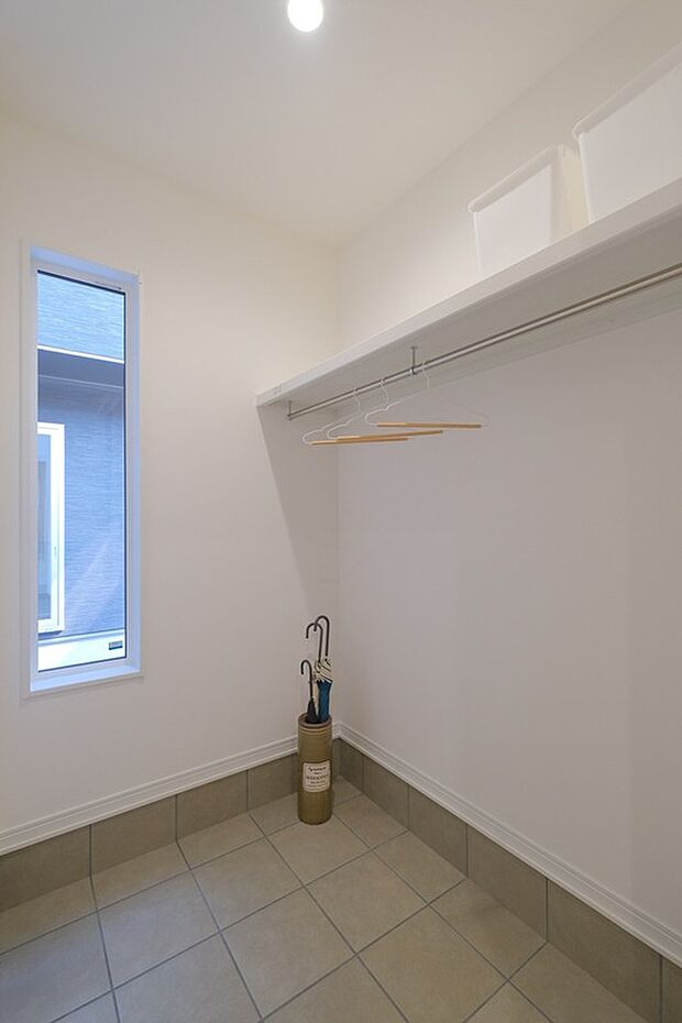 【シューズクローク】シューズクロークにはベビーカーやゴルフバッグなど収納できます。レインコートをかけることもできます。