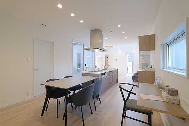 【横並びダイニング】横並びダイニングで配膳や片付けが簡単に行えます。