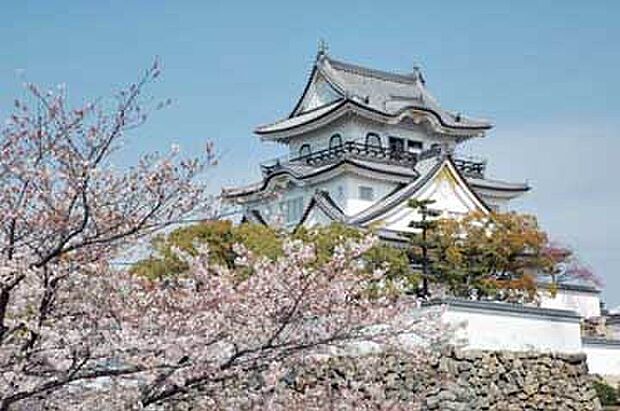 F’ｓ岸城から徒歩約３分で岸和田城に行けます。毎日お城を見ながら四季を感じることができます。