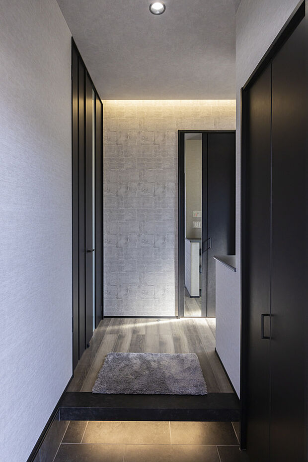 【玄関(弊社施工例)】玄関は落ち着いた空間で、家族、お客様を出迎えます。
「デザイン性」と「機能性」を考えた玄関です。