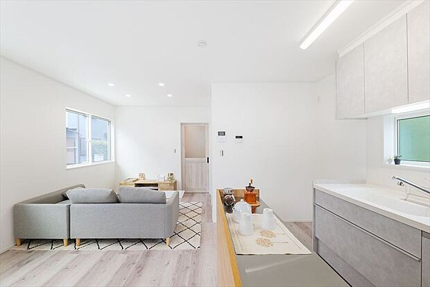 広々としたLDK 動線効率もよいリビング階段。さらに、壁付けキッチンにすることで広々とした空間を確保。
また、壁付けキッチン+カウンター収納を組み合わせて、アイランド風な使い方が可能です。