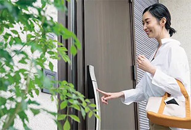 【イメージ写真　玄関電子錠】ファミロックを採用　お好きなカギでおかえりなさい。タグキーやスマホで施錠開錠ができます。