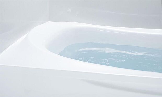 【ユニットバス/TOTOサザナ】■お掃除ラクラクほっカラリ床、ゆるリラ浴槽、お掃除ラクラク排水口、ドア外タオル掛け採用しています。