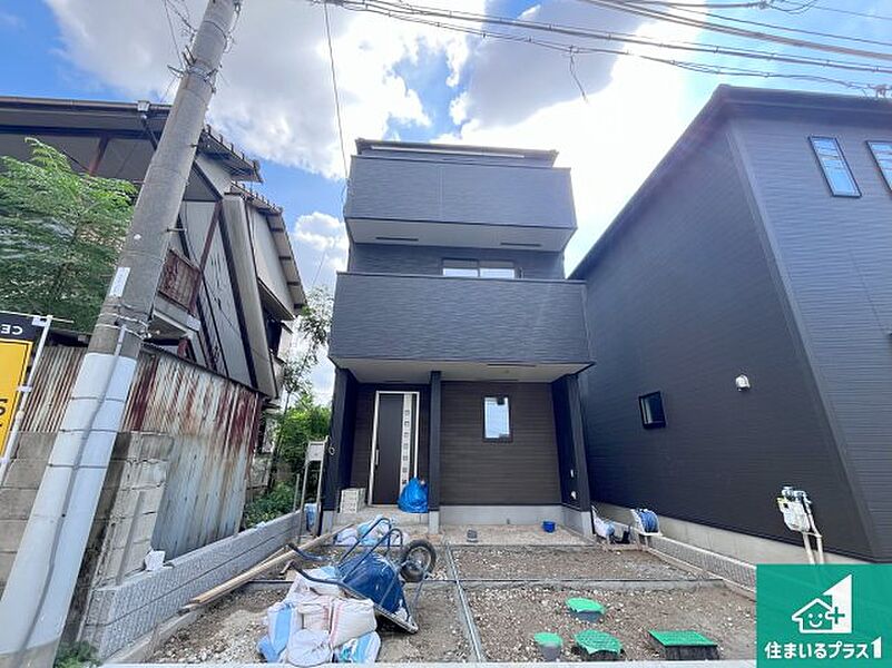 周辺は落ち着いた街並みの住宅地！子育てがしやすい住環境です！まだ未完成ですが、現地でしかわからない事もございます。是非一度ご覧ください。