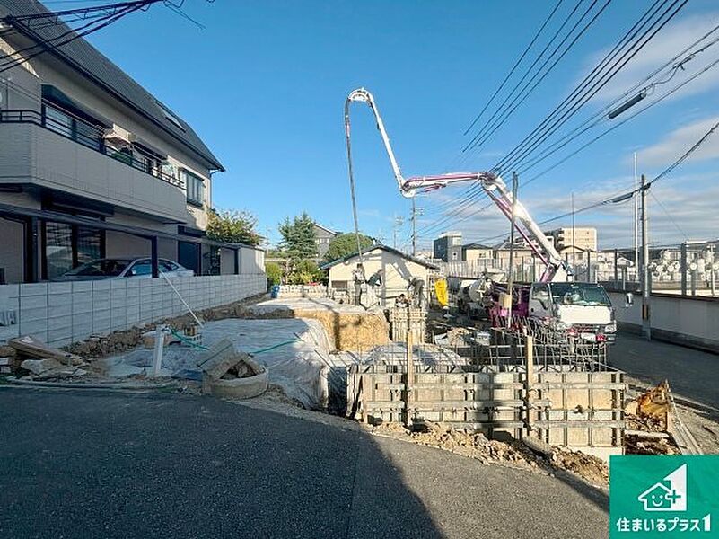 周辺は落ち着いた街並みの住宅地！子育てがしやすい住環境です！まだ未完成ですが、現地でしかわからない事もございます。是非一度ご覧ください。