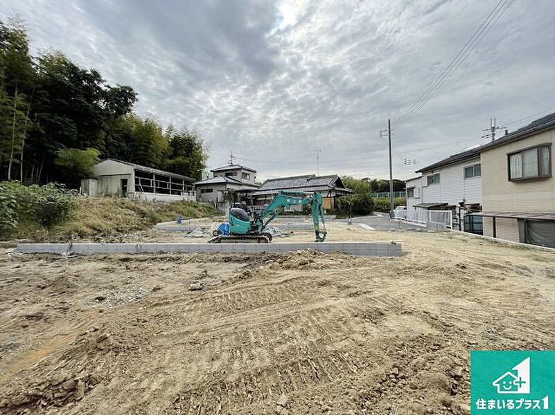 周辺は落ち着いた街並みの住宅地！子育てがしやすい住環境です！まだ未完成ですが、現地でしかわからない事もございます。是非一度ご覧ください。