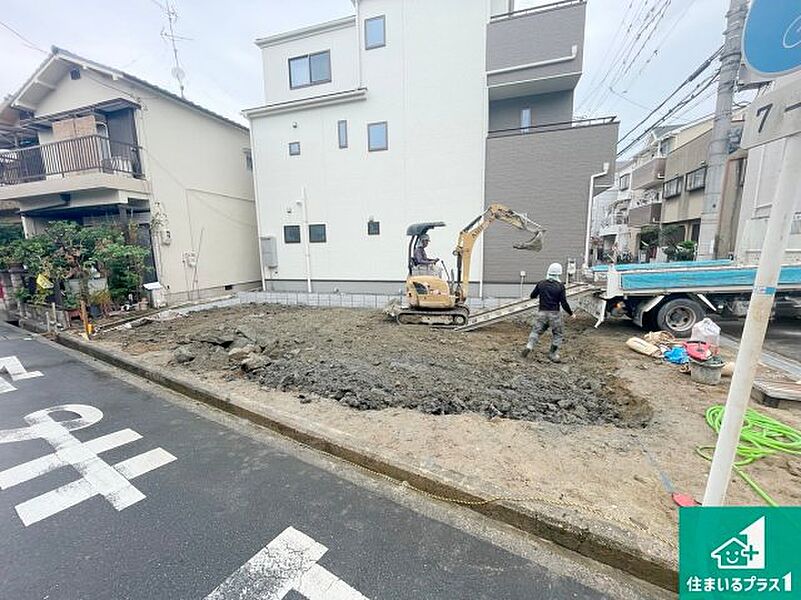 周辺は落ち着いた街並みの住宅地！子育てがしやすい住環境です！まだ未完成ですが、現地でしかわからない事もございます。是非一度ご覧ください。