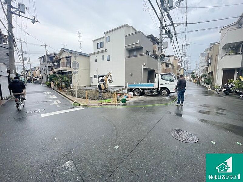 周辺は落ち着いた街並みの住宅地！子育てがしやすい住環境です！まだ未完成ですが、現地でしかわからない事もございます。是非一度ご覧ください。