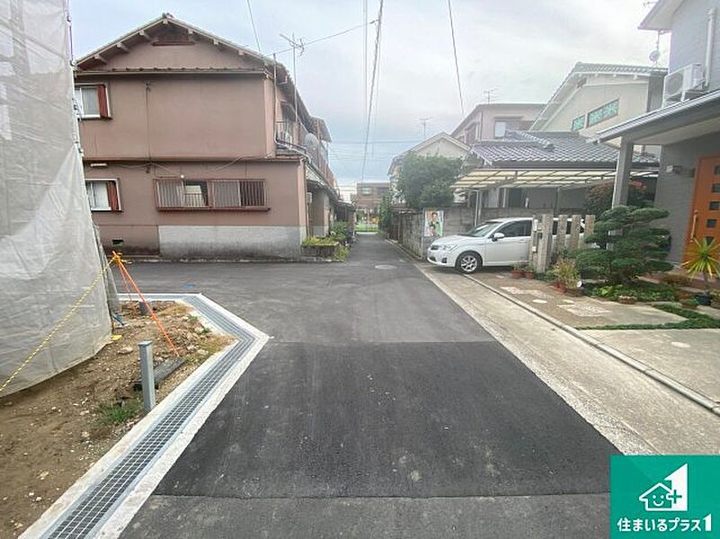 周辺は落ち着いた街並みの住宅地！子育てがしやすい住環境です！まだ未完成ですが、現地でしかわからない事もございます。是非一度ご覧ください。