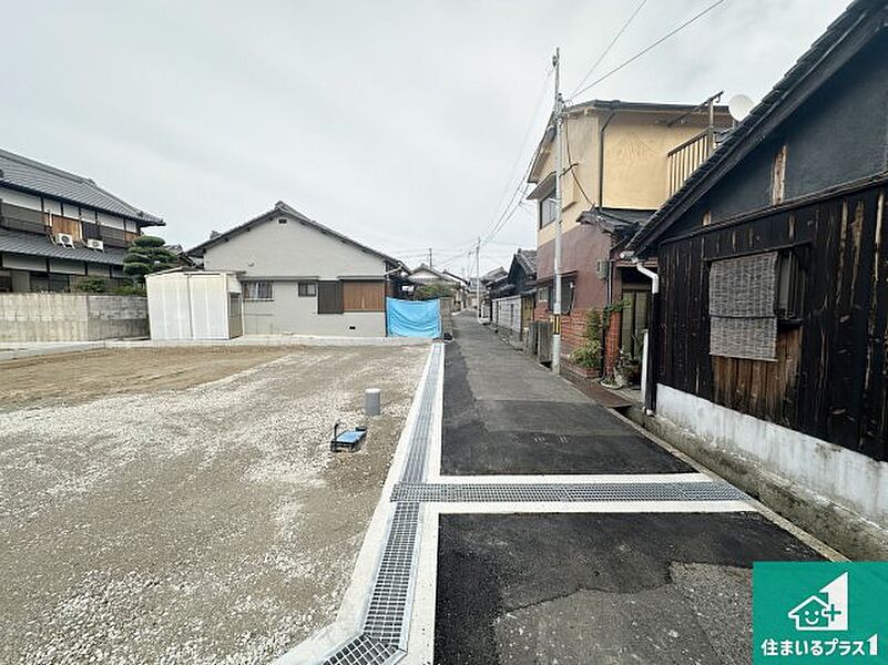 周辺は落ち着いた街並みの住宅地！子育てがしやすい住環境です！まだ未完成ですが、現地でしかわからない事もございます。是非一度ご覧ください。