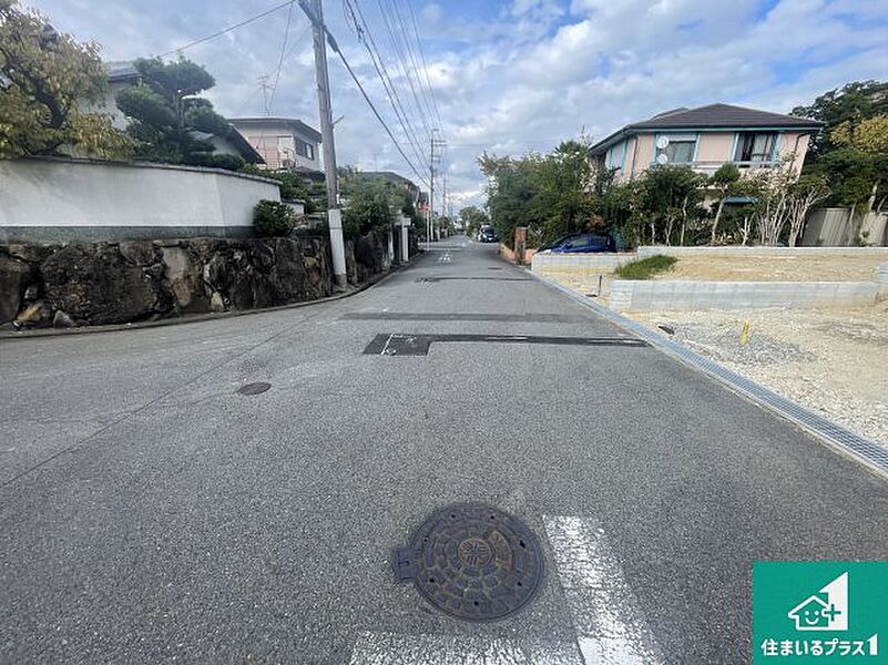 周辺は落ち着いた街並みの住宅地！子育てがしやすい住環境です！まだ未完成ですが、現地でしかわからない事もございます。是非一度ご覧ください。