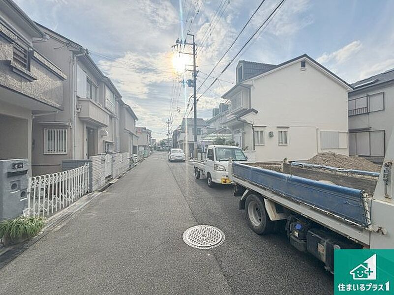 周辺は落ち着いた街並みの住宅地！子育てがしやすい住環境です！まだ未完成ですが、現地でしかわからない事もございます。是非一度ご覧ください。