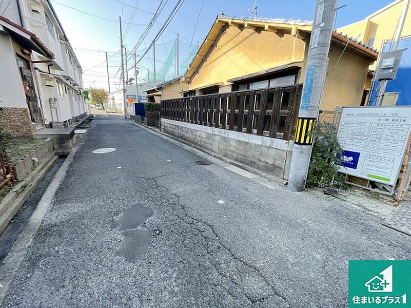 周辺は落ち着いた街並みの住宅地！子育てがしやすい住環境です！まだ未完成ですが、現地でしかわからない事もございます。是非一度ご覧ください。