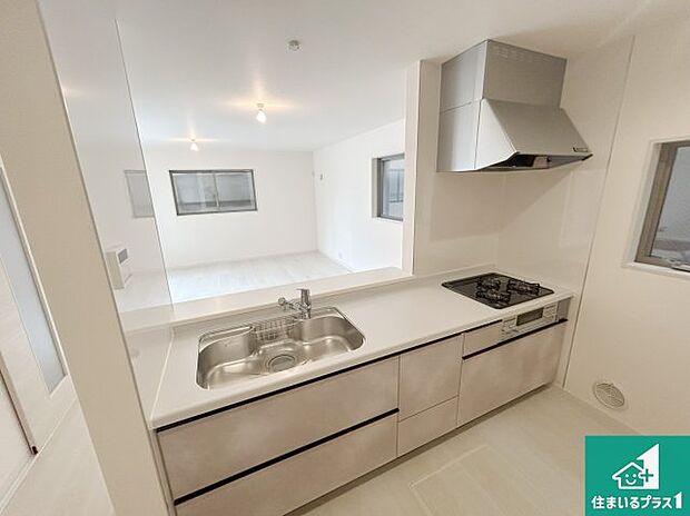 リビングと統一感があり、使い勝手のいいキッチン。広々としているので、二人並んで作業が出来ちゃいます。お子様と一緒に色々なお料理に挑戦できるスペースがあります。