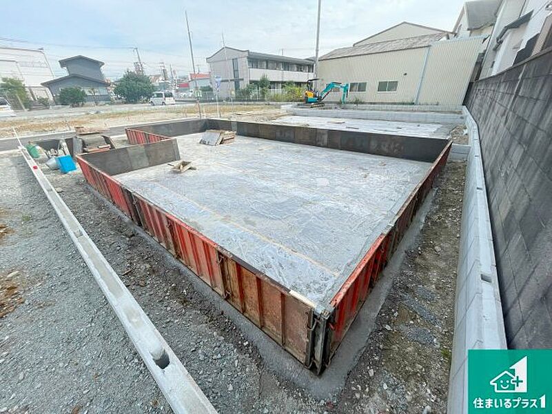 周辺は落ち着いた街並みの住宅地！子育てがしやすい住環境です！まだ未完成ですが、現地でしかわからない事もございます。是非一度ご覧ください。