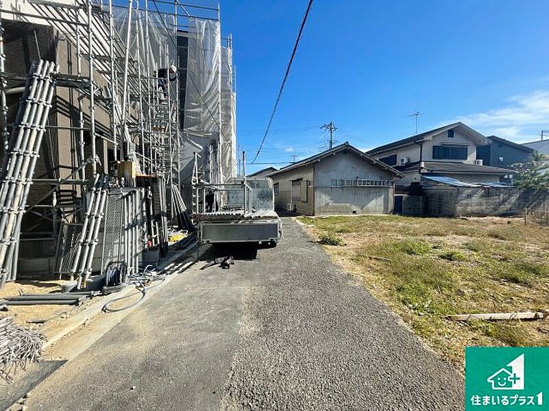 周辺は落ち着いた街並みの住宅地！子育てがしやすい住環境です！まだ未完成ですが、現地でしかわからない事もございます。是非一度ご覧ください。