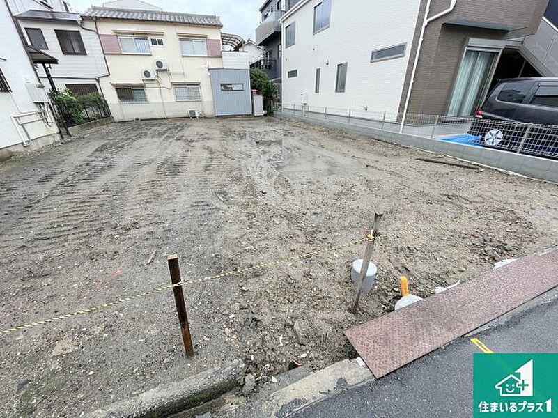 周辺は落ち着いた街並みの住宅地！子育てがしやすい住環境です！まだ未完成ですが、現地でしかわからない事もございます。是非一度ご覧ください。