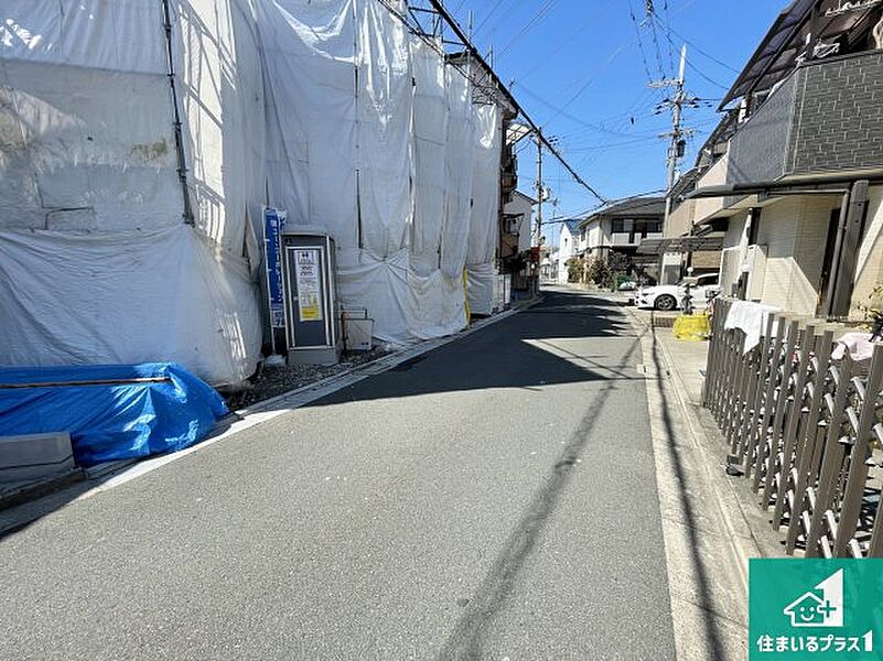 周辺は落ち着いた街並みの住宅地！子育てがしやすい住環境です！まだ未完成ですが、現地でしかわからない事もございます。是非一度ご覧ください。