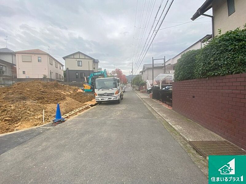 周辺は落ち着いた街並みの住宅地！子育てがしやすい住環境です！まだ未完成ですが、現地でしかわからない事もございます。是非一度ご覧ください。