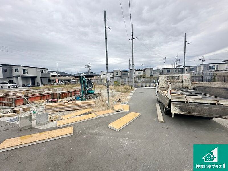 周辺は落ち着いた街並みの住宅地！子育てがしやすい住環境です！まだ未完成ですが、現地でしかわからない事もございます。是非一度ご覧ください。