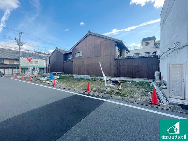 周辺は落ち着いた街並みの住宅地！子育てがしやすい住環境です！まだ未完成ですが、現地でしかわからない事もございます。是非一度ご覧ください。