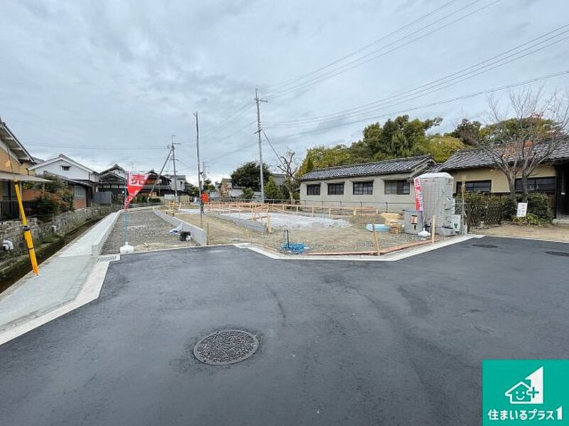 周辺は落ち着いた街並みの住宅地！子育てがしやすい住環境です！まだ未完成ですが、現地でしかわからない事もございます。是非一度ご覧ください。