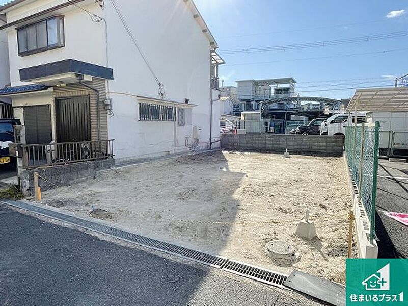 周辺は落ち着いた街並みの住宅地！子育てがしやすい住環境です！まだ未完成ですが、現地でしかわからない事もございます。是非一度ご覧ください。