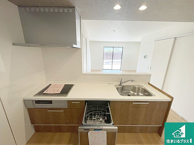 リビングと統一感があり、使い勝手のいいキッチン。広々としているので、二人並んで作業が出来ちゃいます。お子様と一緒に色々なお料理に挑戦できるスペースがあります。