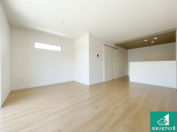 明るいリビングで朝の目覚めもスッキリできそう!対面キッチンでご家族のコミュニケーションも自然と増える設計!小さなお子様が遊ぶスペースを作っても広々とくつろげるLDK!